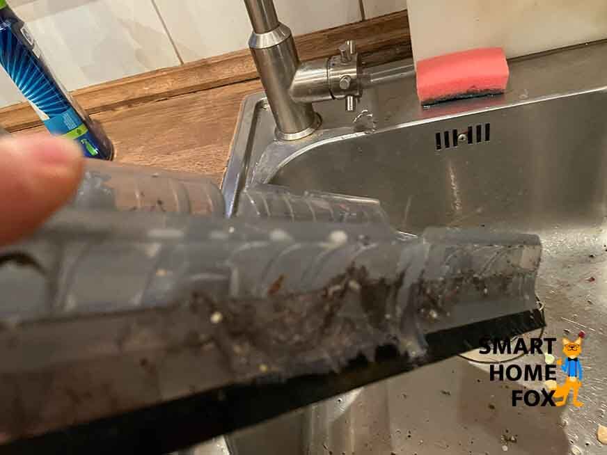 Опорожнение контейнера для отработанной воды электрошвабры Karcher FC 7 Premium.